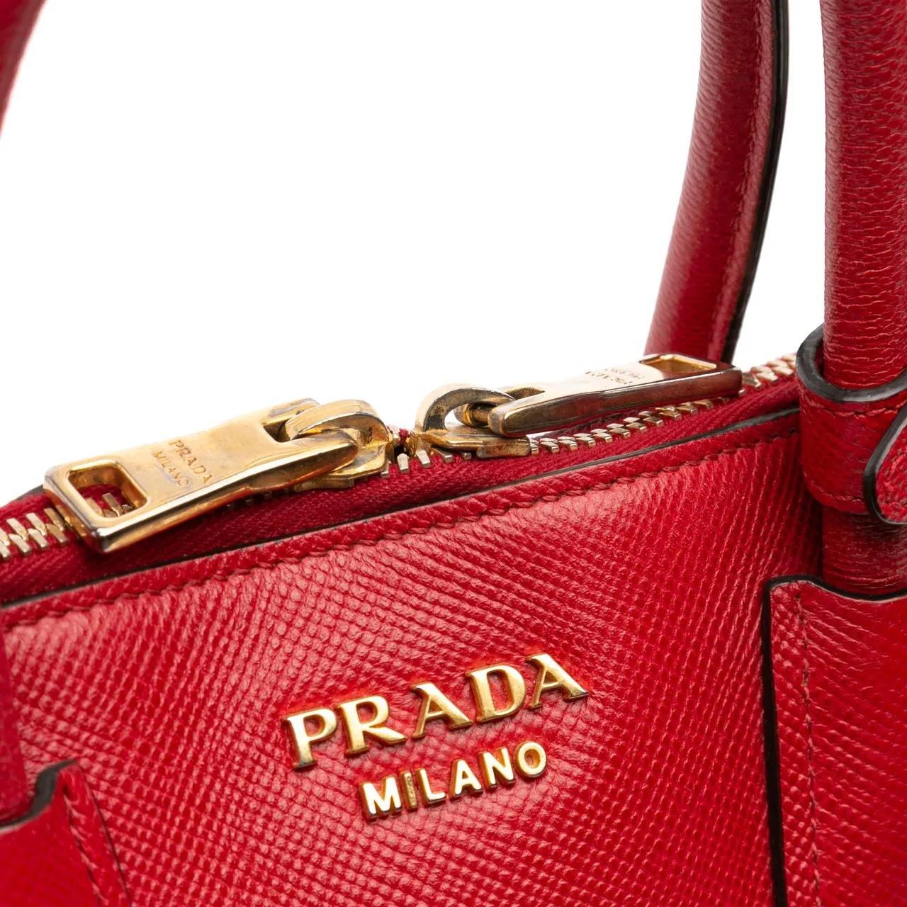 Thumbnail - Prada Hobo Bags - Medium Saffiano Dome Satchel - Gr. unisize - in Rot - für Damen