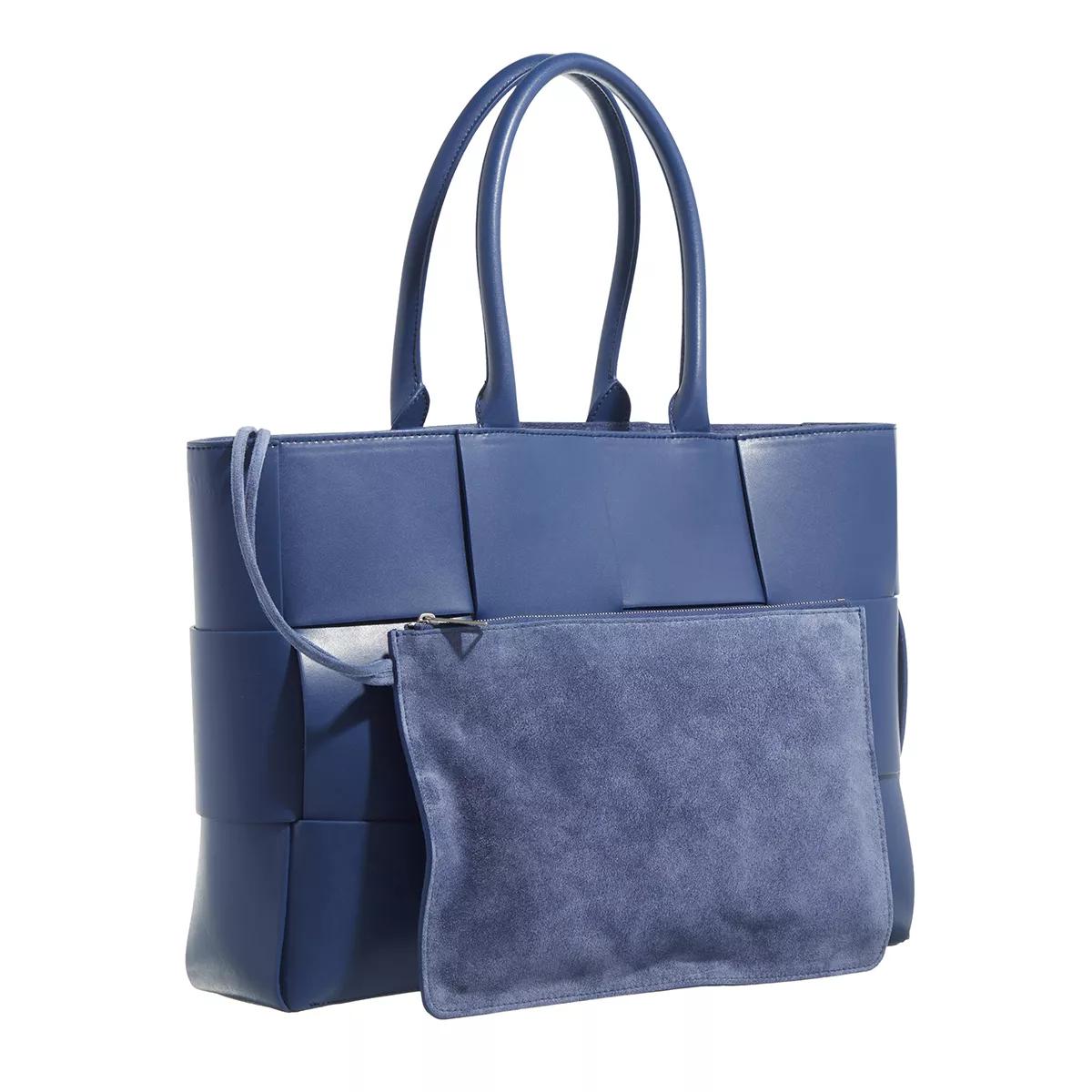 Bottega Veneta Shoppers Medium Arco Tote Bag in blauw