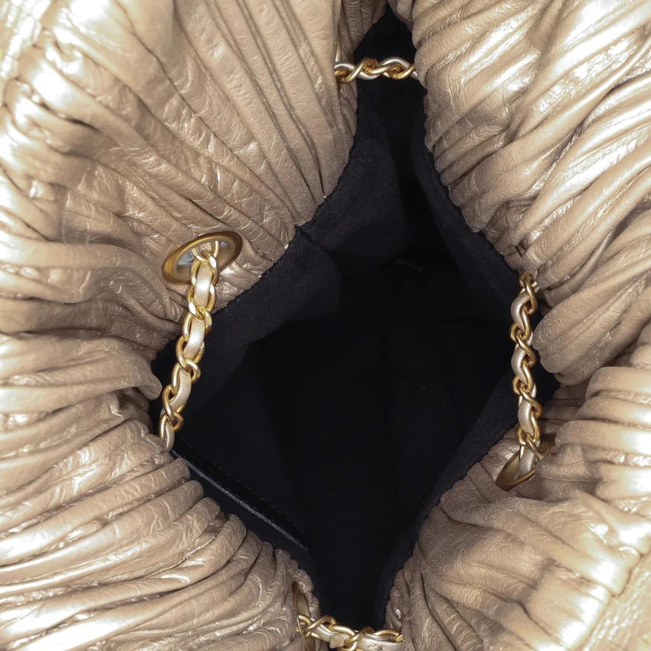 Thumbnail - Chanel Rucksäcke - Medium Metallic Calfskin Coco Pleats Drawstring Ba - Gr. unisize - in Gold - für Damen