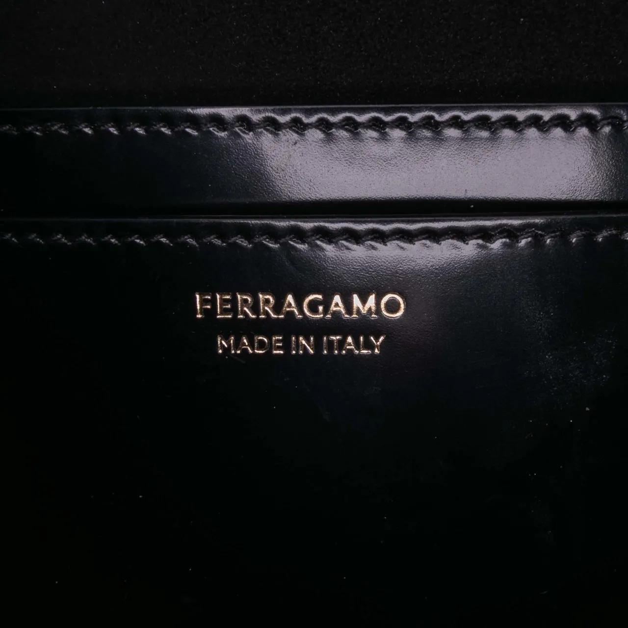 Thumbnail - Salvatore Ferragamo Crossbody Bags - Medium Leather Prisma Top Handle Bag - Gr. unisize - in Schwarz - für Damen