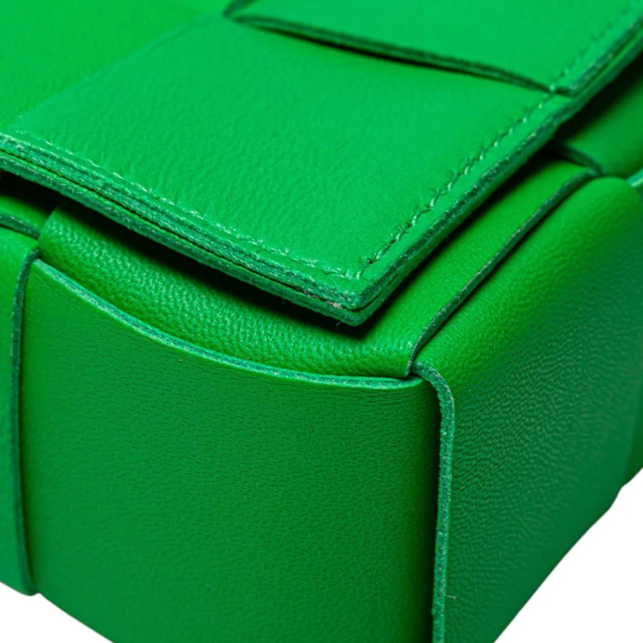 Thumbnail - Bottega Veneta Hobo Bags - Candy Nappa Intrecciato Cassette Crossbody - Gr. unisize - in Grün - für Damen