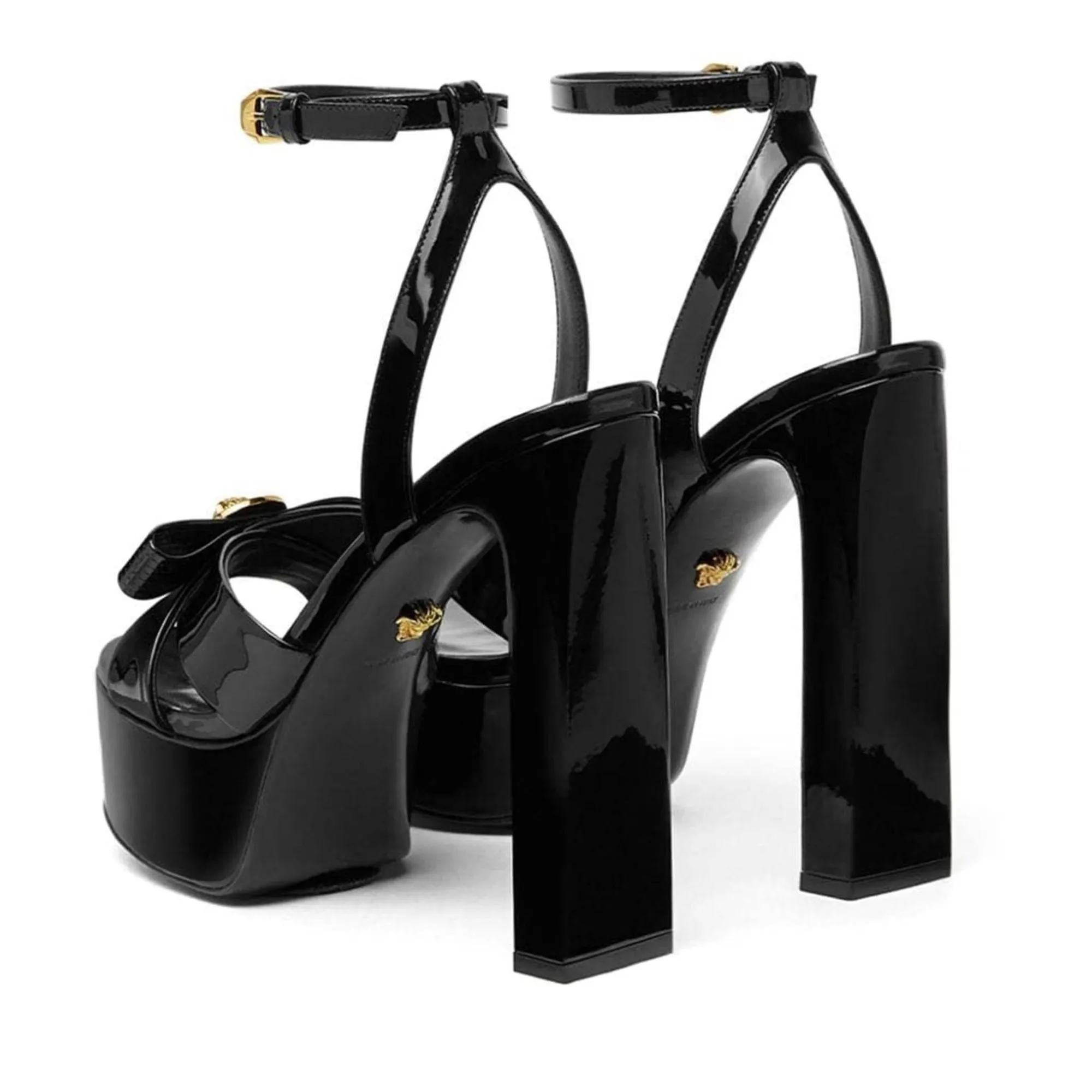 Versace Slippers & Mules Sandals Black in zwart