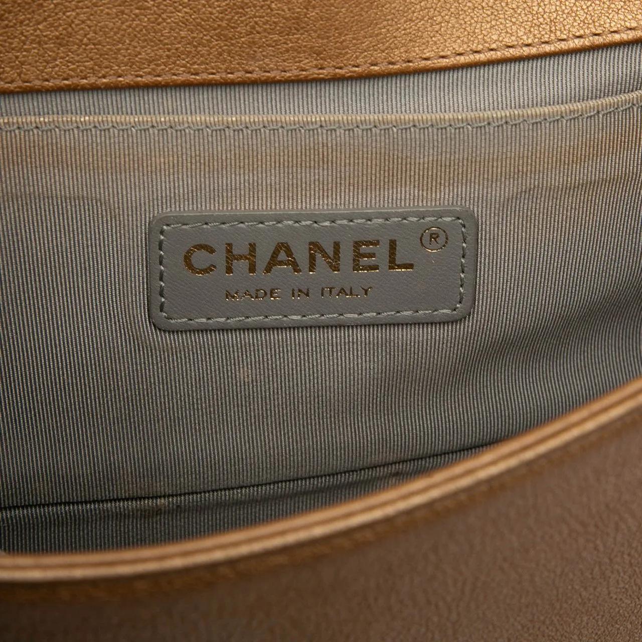 Thumbnail - Chanel Hobo Bags - Small Quilted Metallic Lambskin Interwoven CC Boy - Gr. unisize - in Braun - für Damen