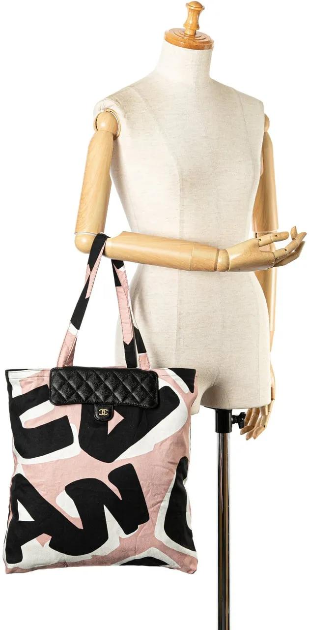 Chanel Hobo bags Nylon Graffiti Foldable Shopping Tote in Caviar Fl in zwart