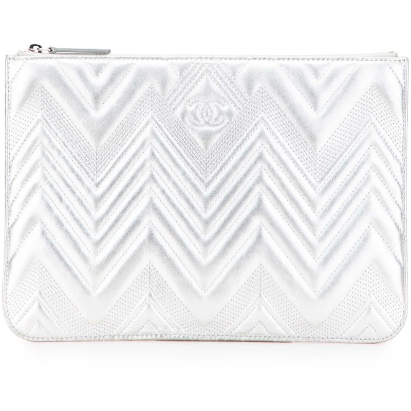 Chanel Pochette Medium Metallic Chevron Calfskin O Case Clutch silber