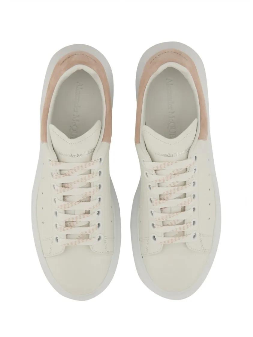 Thumbnail - Alexander McQueen Low-Top Sneaker - Oversized Calfskin Sneakers With Suede Heel Tab - Gr. 36 (EU) - in Weiß - für Damen