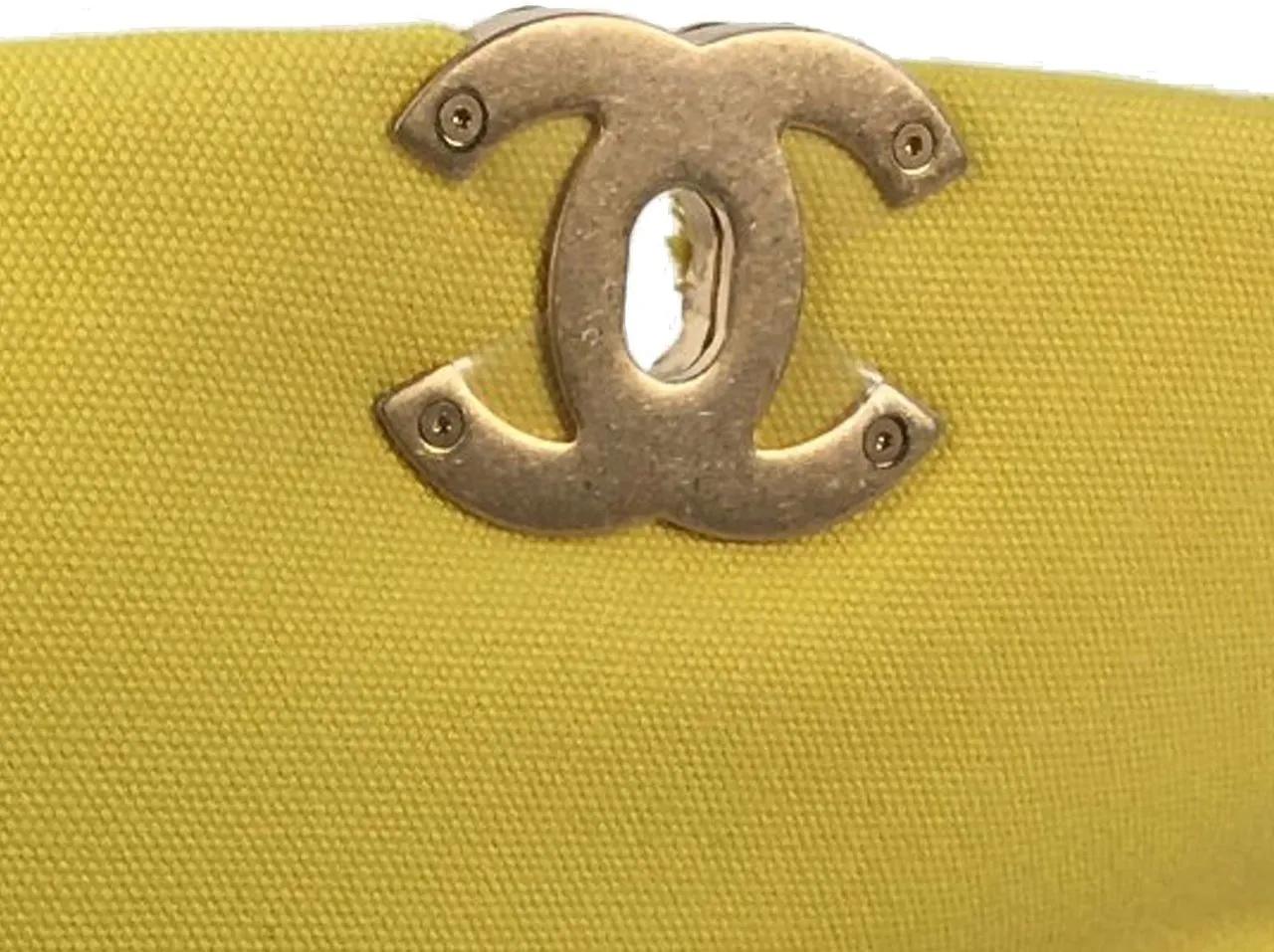 Chanel Shoppers Medium 19 Canvas Flap in geel