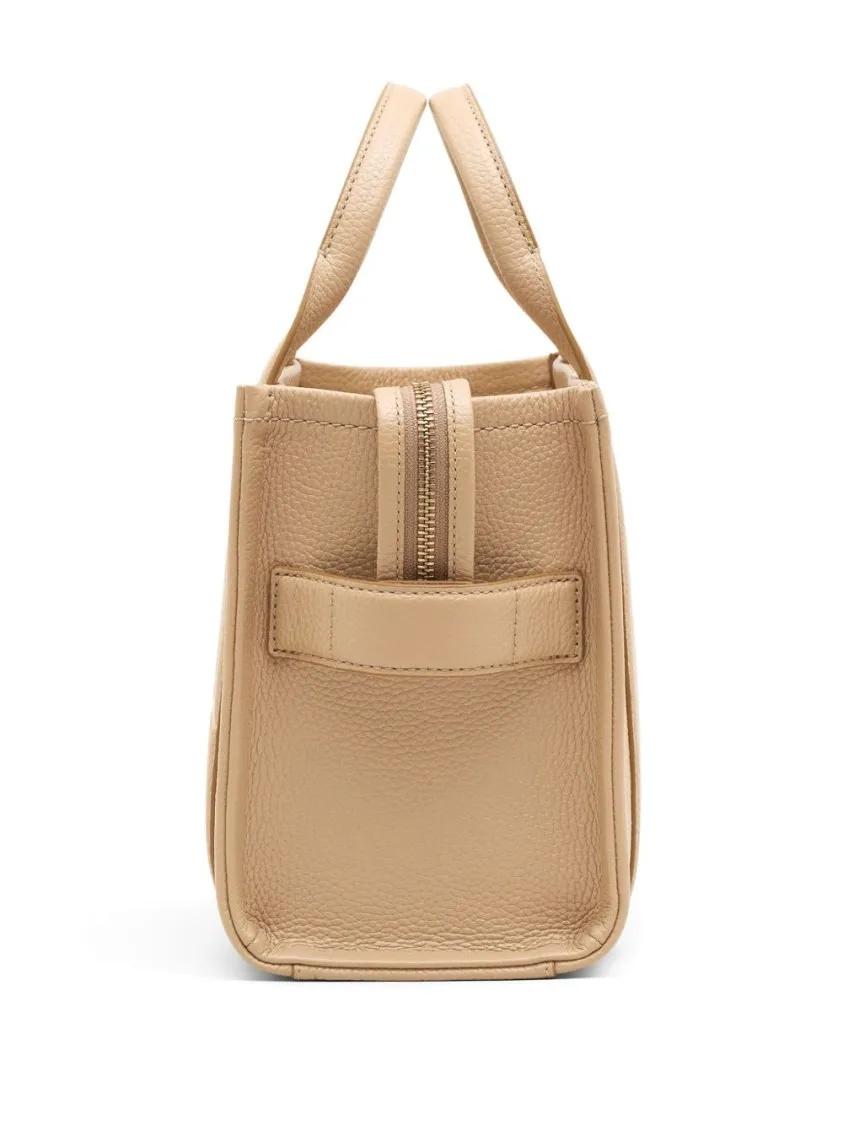 Thumbnail - Marc Jacobs Shopper & Totes - Textured Leather Tote Bag With Embossed Branding - Gr. unisize - in Braun - für Damen
