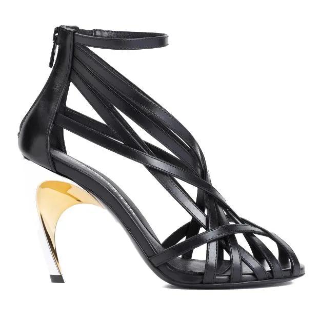 Alexander McQueen Sandalen & Sandaletten - Armadillo Strappy Sandals - Gr. 37,5 (EU) - in Schwarz - für Damen