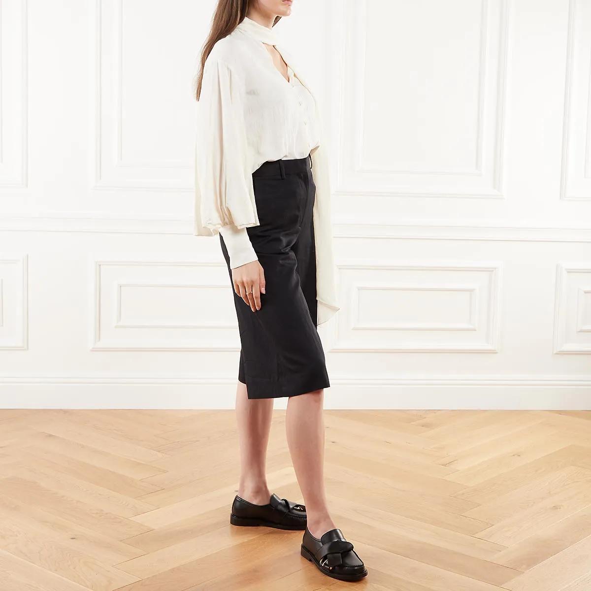 【関税込み】Moschino ブラック Belted Up ローファー Moschino Belted Up Loafers in Black | Lyst
