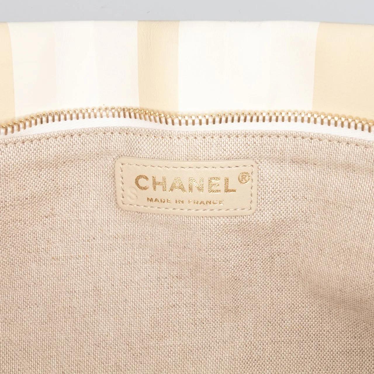 Thumbnail - Chanel Clutches - XL Printed Canvas and Striped Lambskin Foldover Cl - Gr. unisize - in Weiß - für Damen