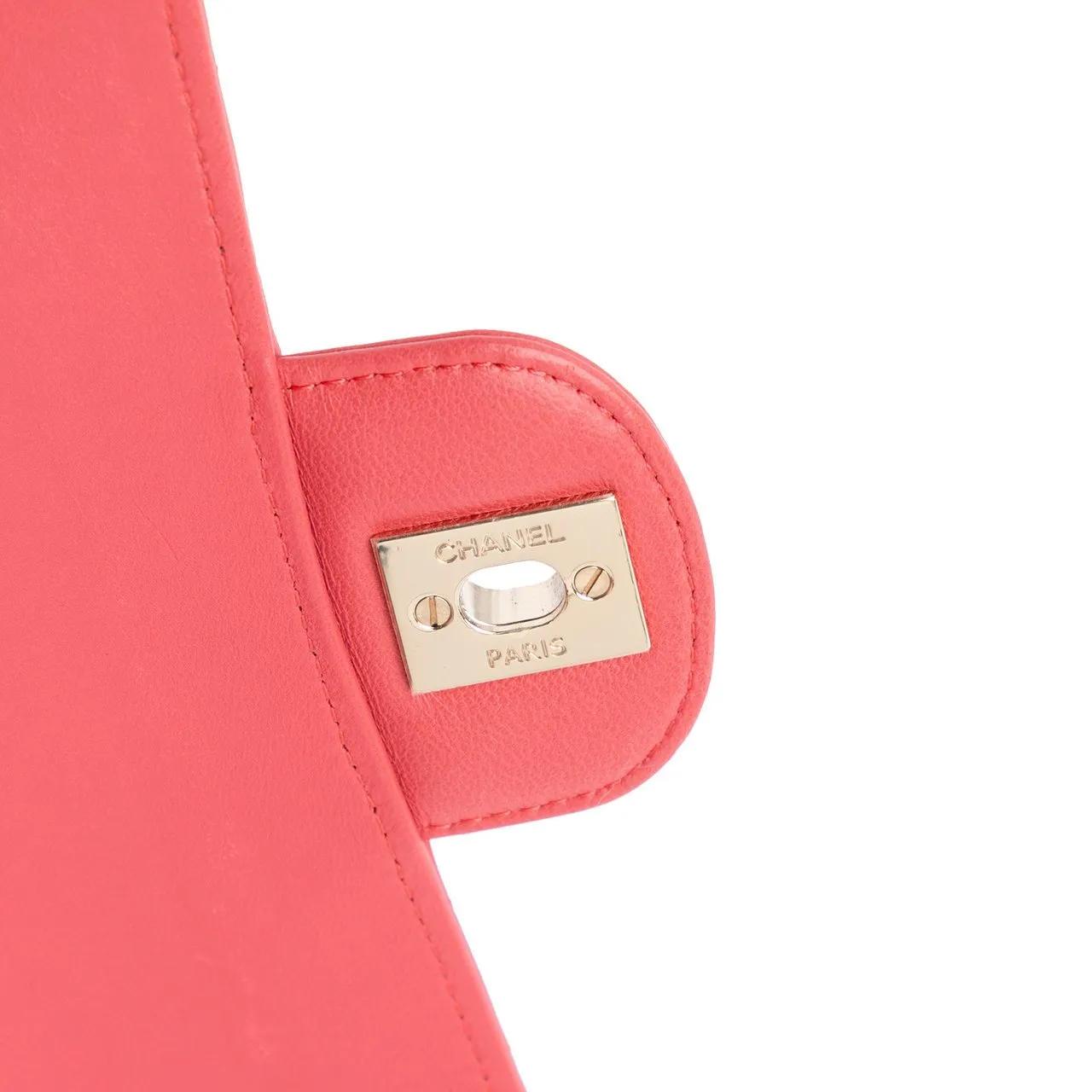 Chanel Shoppers Medium Classic Chevron Lambskin Double Flap in poeder roze