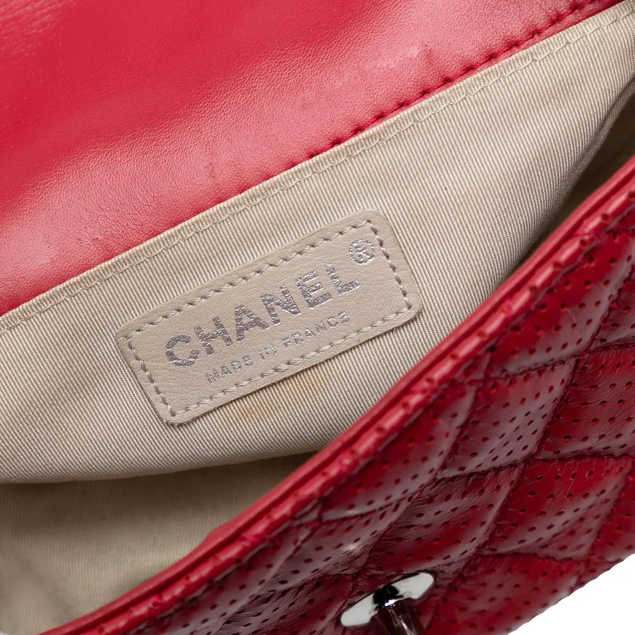 Thumbnail - Chanel Hobo Bags - Mini Perforated Lambskin Punch Flap - Gr. unisize - in Rot - für Damen