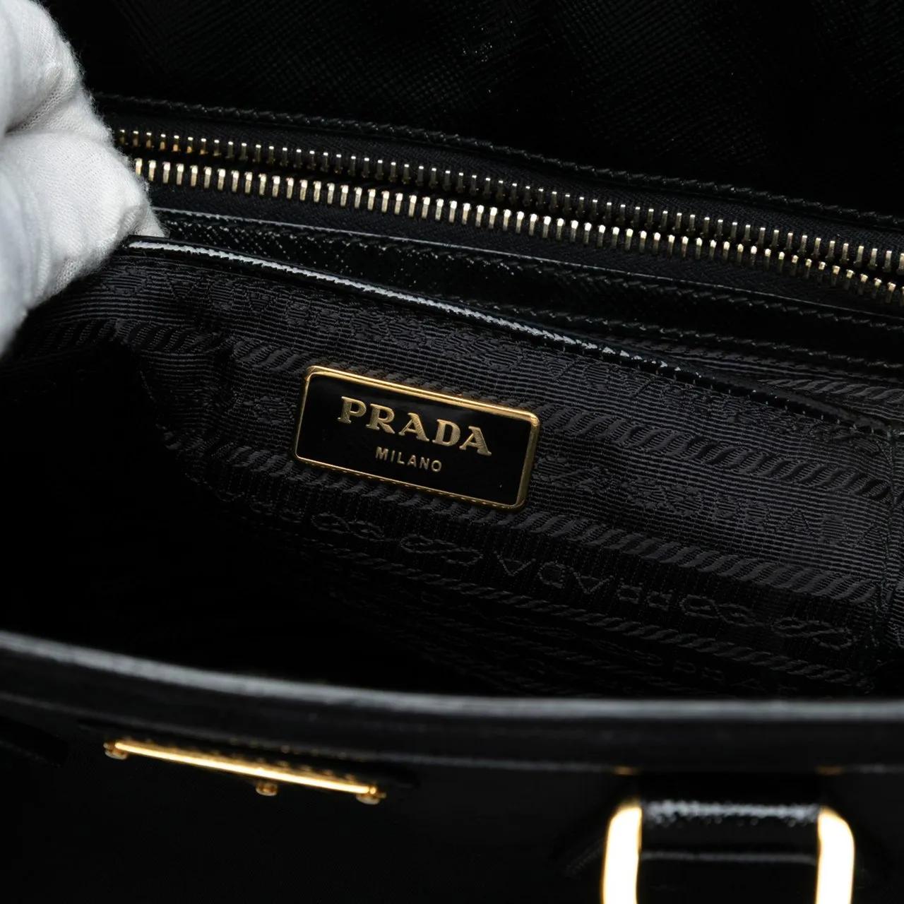 Thumbnail - Prada Shopper - Saffiano Vernice Trimmed Tessuto Parabole Tote - Gr. unisize - in Schwarz - für Damen