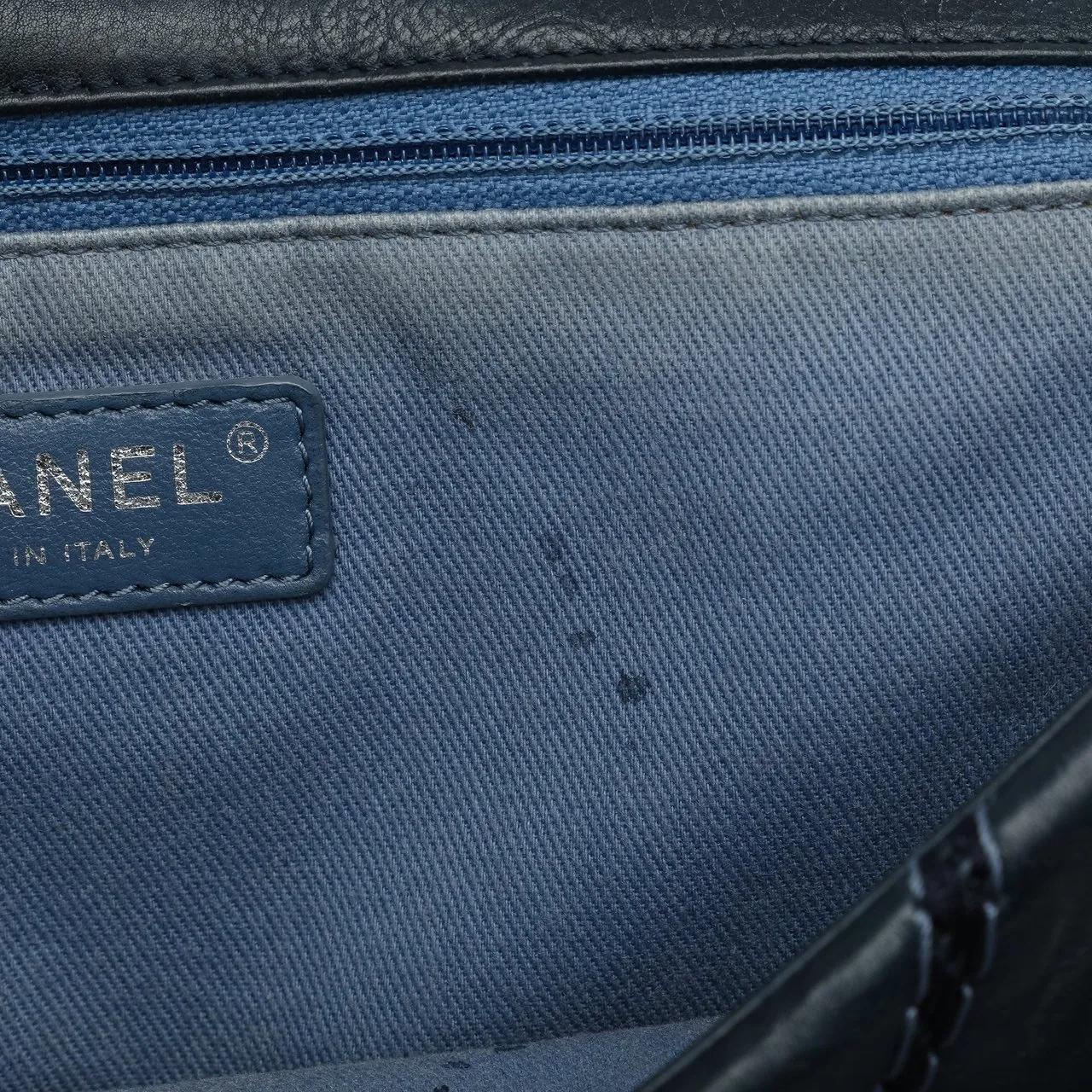 Chanel Totes & shoppers Stitched Chevron Calfskin Chain Flap in blauw