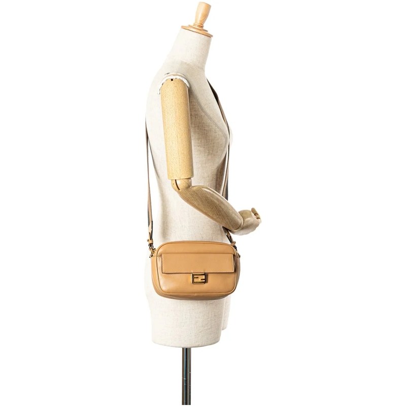 Fendi Schultertasche Leather Baguette Camera Bag braun