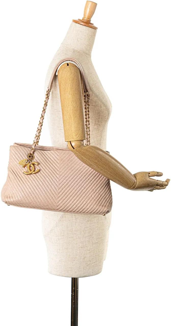 Chanel Shoppers 2015-2016 Large Chevron Calfskin Surpique Tote in poeder roze