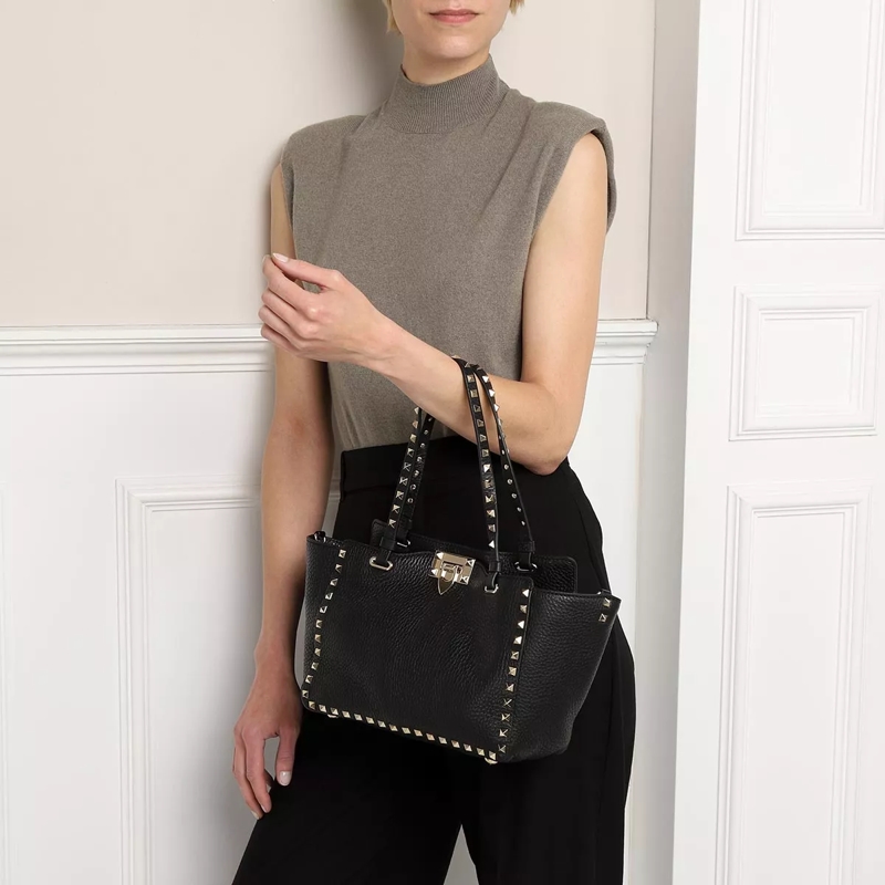 Valentino Garavani Fourre-tout Rockstud Small Tote Calfskin Black(Image 2)