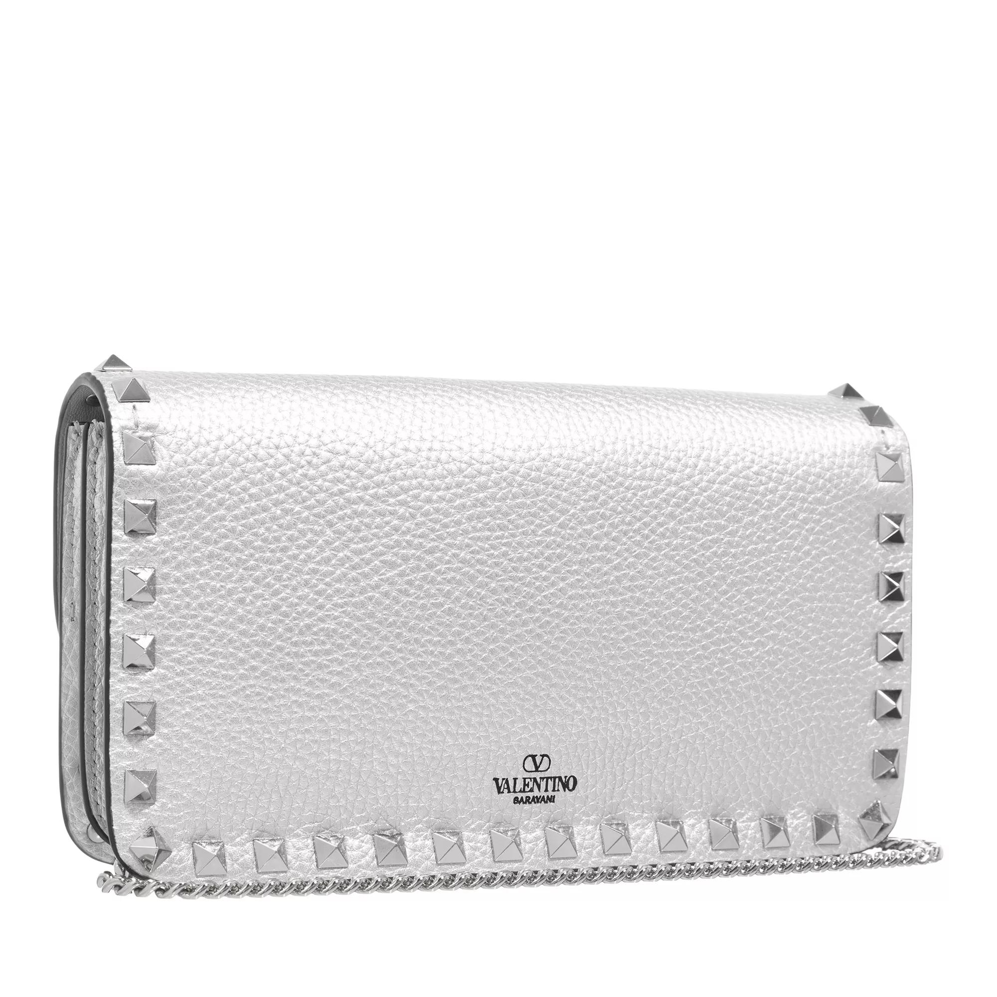 Valentino Garavani Clutches Rockstud Metallic Grainy Calfskin With Chain in zilver