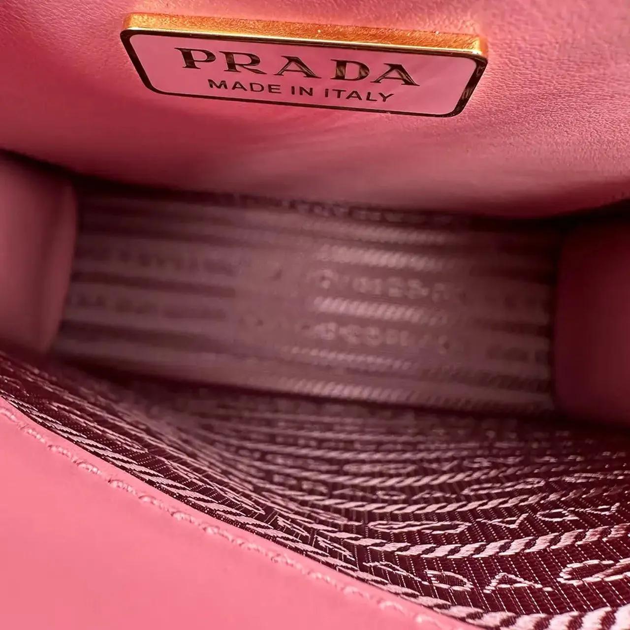 Thumbnail - Prada Crossbody Bags - Prada small handbag with logo Saffiano leather pin - Gr. unisize - in Gold - für Damen