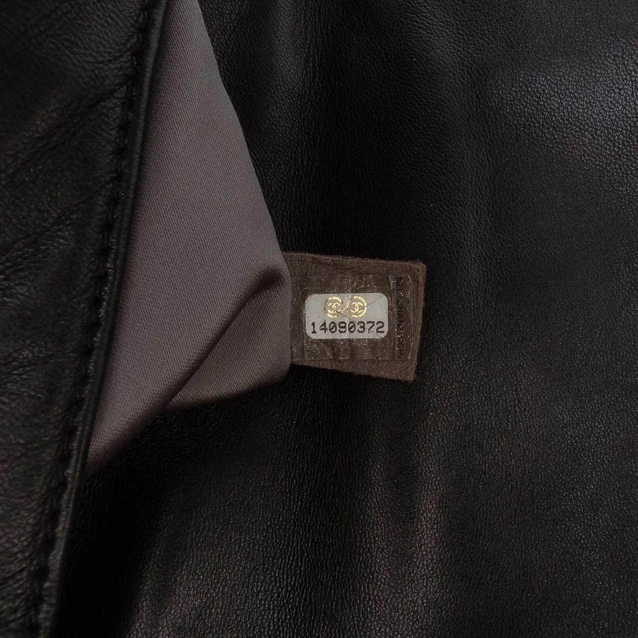 Thumbnail - Chanel Hobo Bags - Quilted Metallic Distressed Lambskin CC Crystal Fl - Gr. unisize - in Schwarz - für Damen