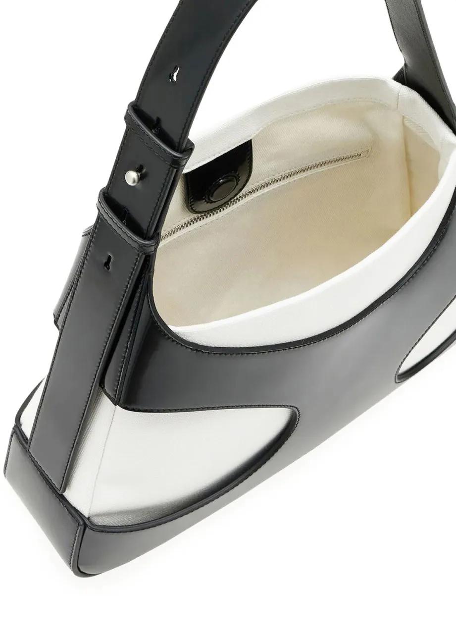 Thumbnail - Salvatore Ferragamo Crossbody Bags - Cut Out Detail Shoulder Bag - Gr. unisize - in Schwarz - für Damen