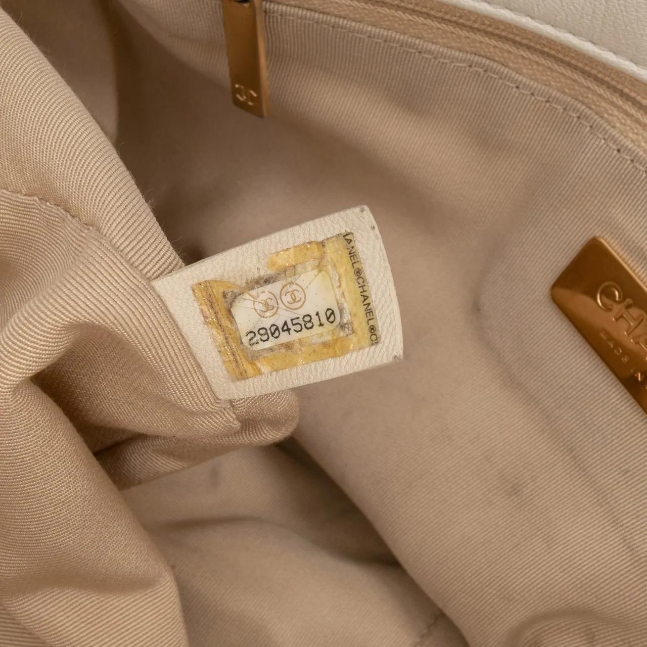 Thumbnail - Chanel Hobo Bags - Maxi Lambskin 19 Flap - Gr. unisize - in Weiß - für Damen