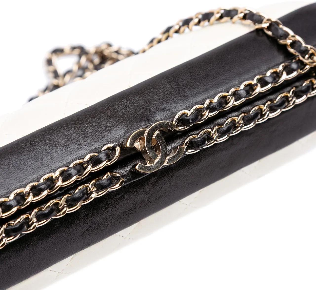 Thumbnail - Chanel Hobo Bags - Bicolor Quilted Lambskin Chain Around Clutch - Gr. unisize - in Weiß - für Damen