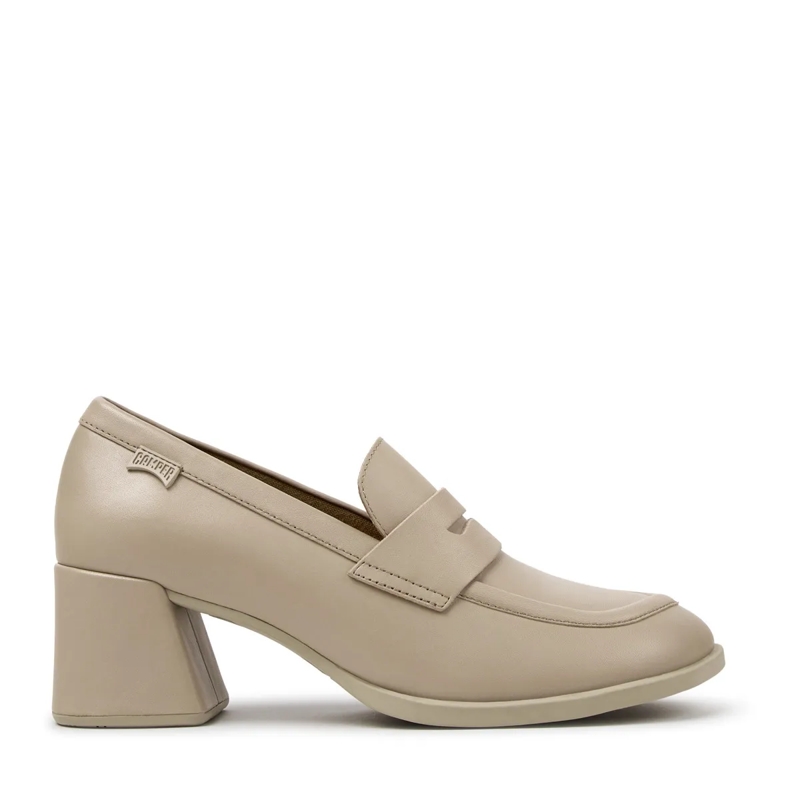 Camper Loafer Der neue feminine Absatzschuh für den Alltag ist i hellbeige