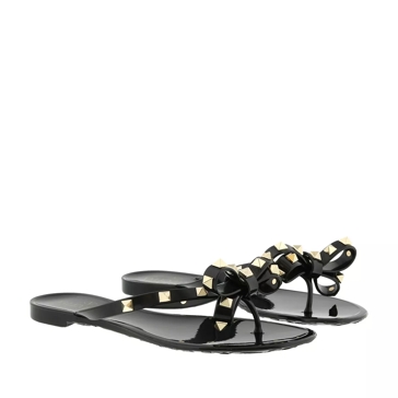 Valentino garavani rockstud flip 2024 flops