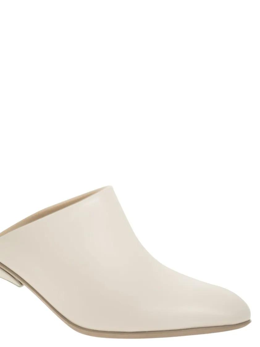 Thumbnail - Tod's Slipper & Pantoletten - Fine Smooth Leather Sabot With Narrow Heel - Gr. 36 (EU) - in Weiß - für Damen