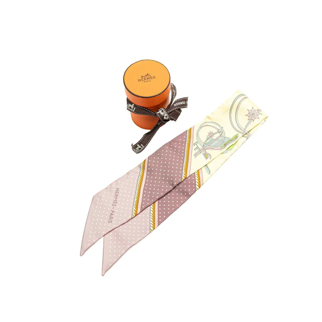 Thumbnail - Hermès Tücher & Schals - Les Voitures a Transformation Twilly Silk Scarf - Gr. unisize - in Gold - für Damen