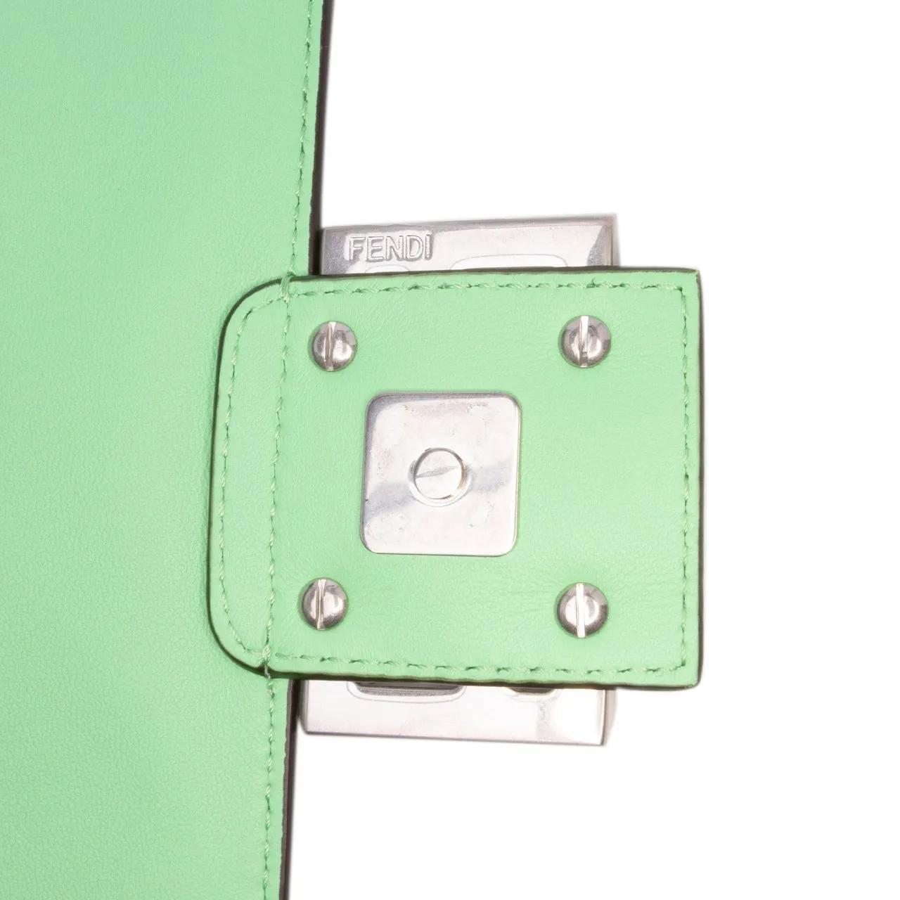Thumbnail - Fendi Hobo Bags - Medium Leather Embossed FF Baguette Satchel - Gr. unisize - in Grün - für Damen