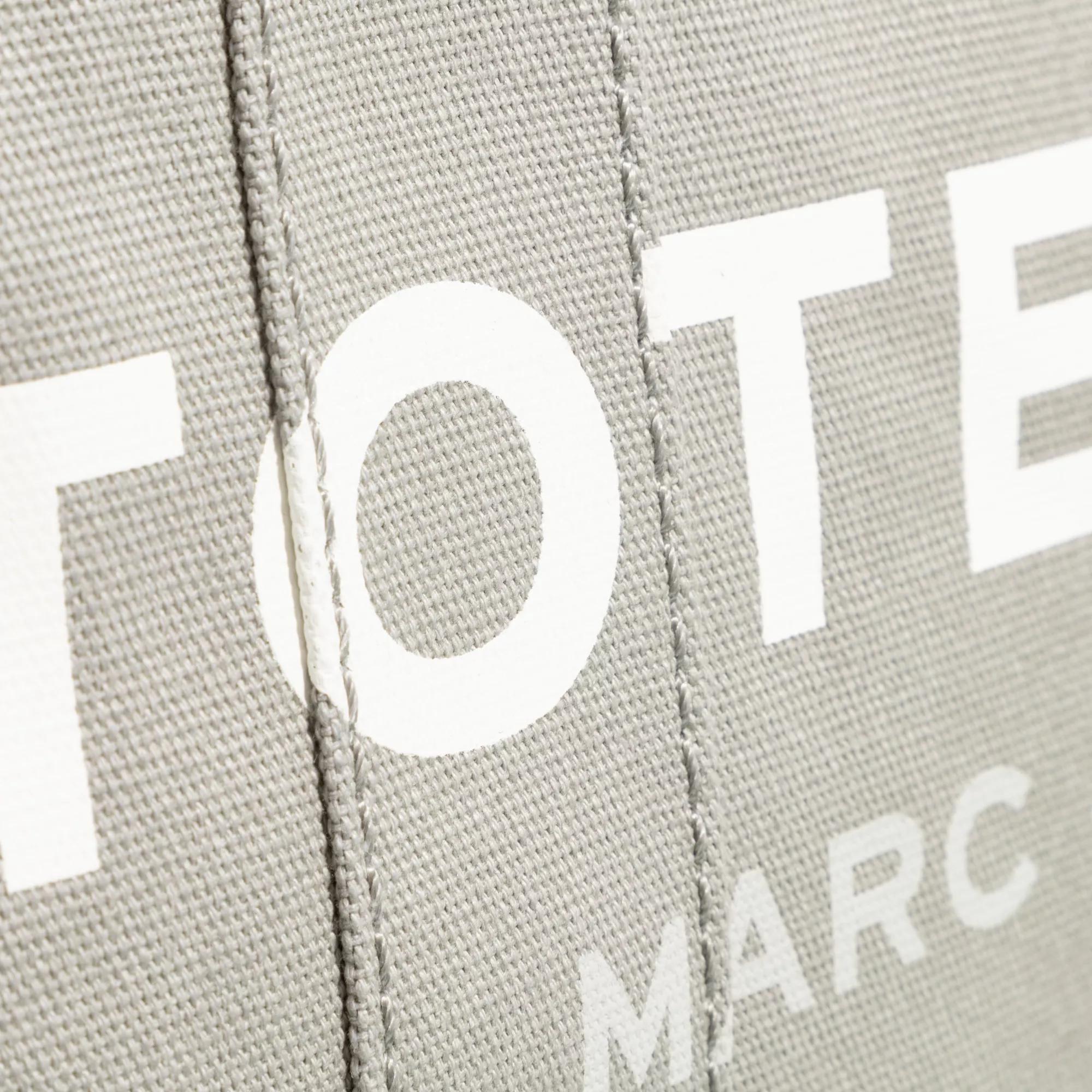 Marc Jacobs Shoppers & Totes The Large Tote in grijs