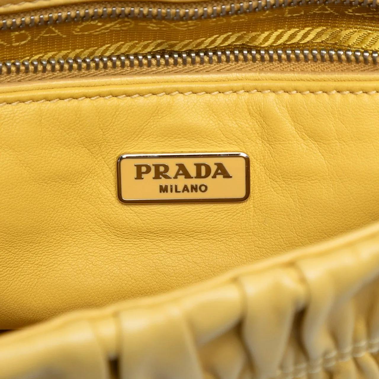 Thumbnail - Prada Hobo Bags - Medium Nappa Gaufre Sound Chain Flap - Gr. unisize - in Gelb - für Damen
