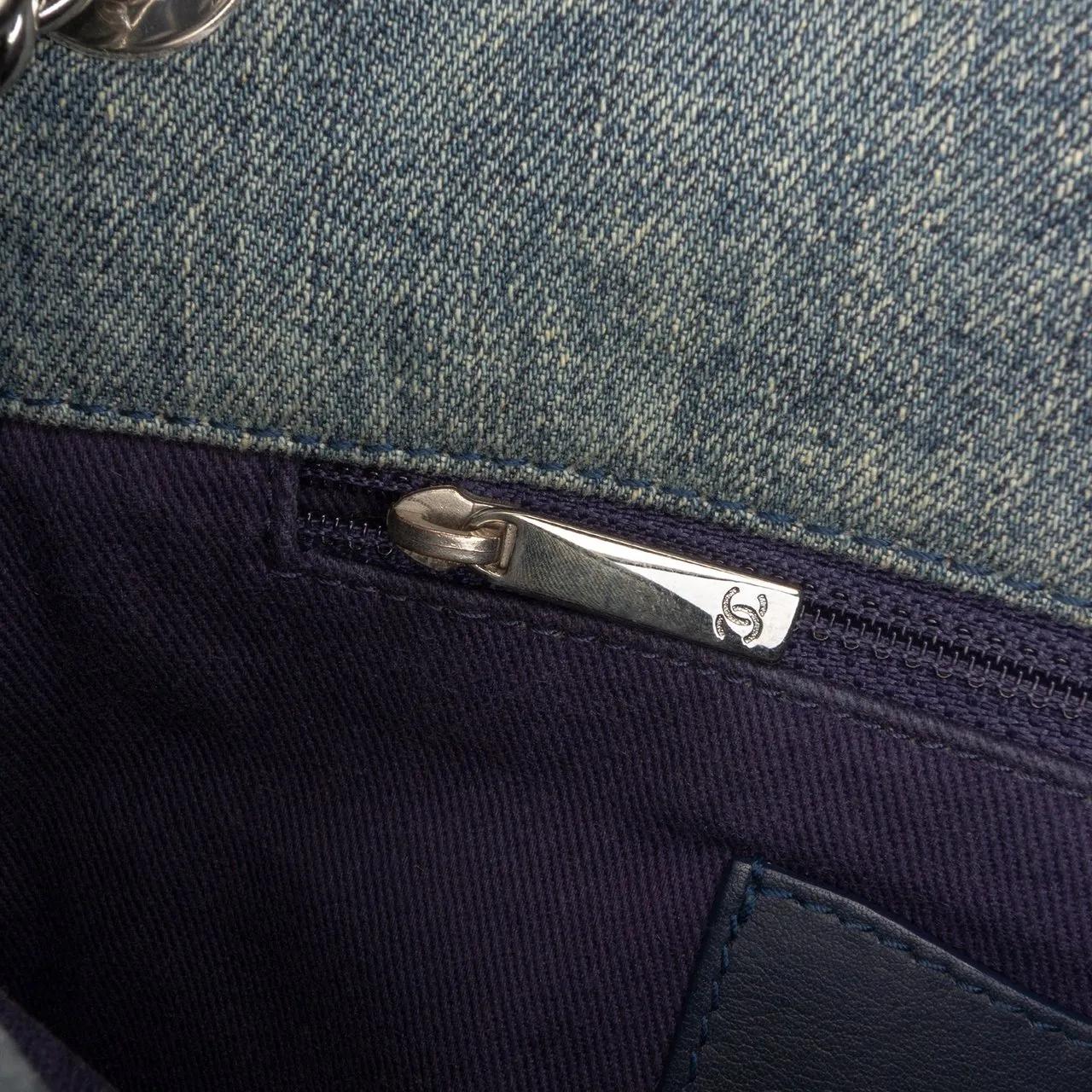 Thumbnail - Chanel Hobo Bags - Medium Embroidered Denim Camellia Flap - Gr. unisize - in Blau - für Damen