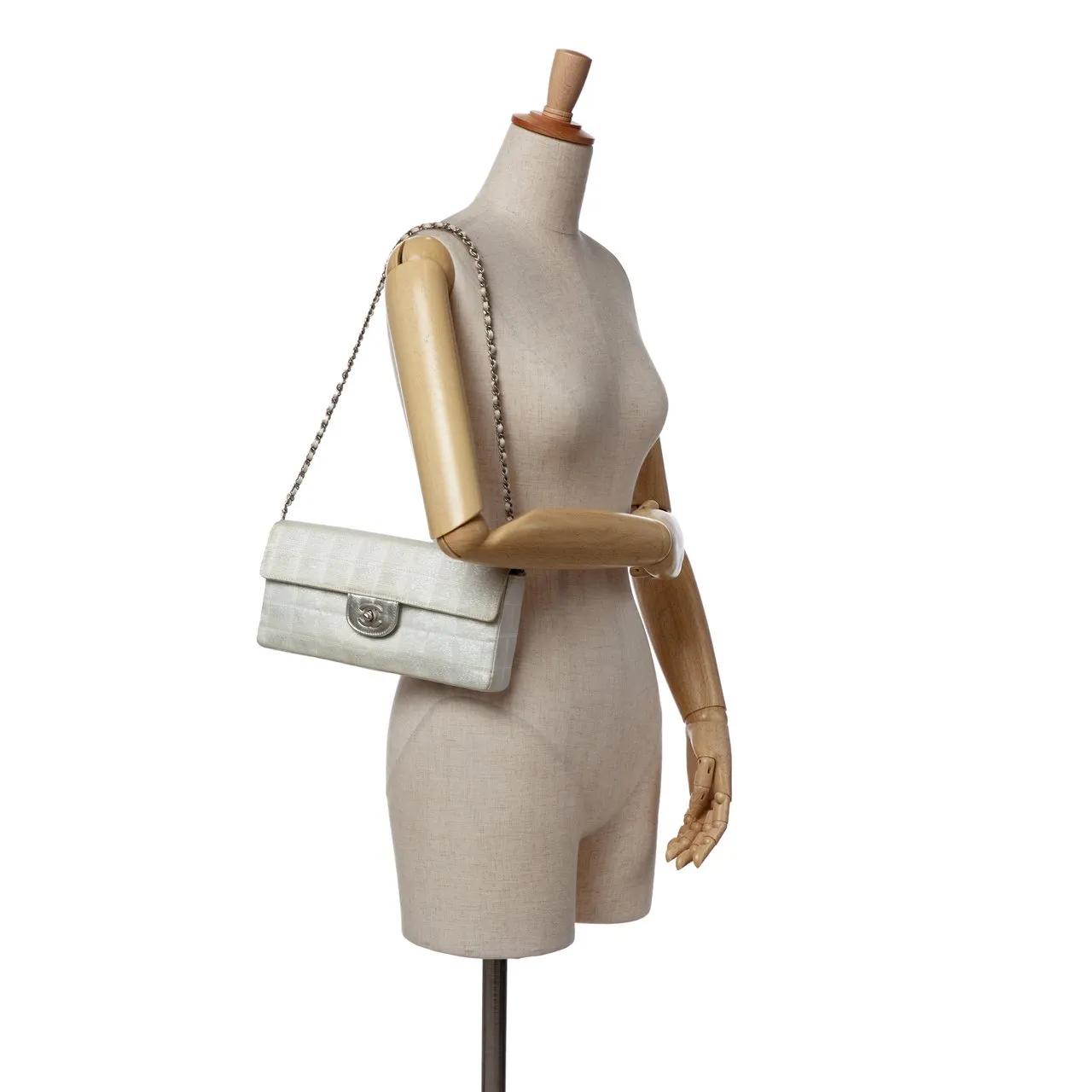 Thumbnail - Chanel Hobo Bags - New Travel Line Nylon East West Flap - Gr. unisize - in Silber - für Damen