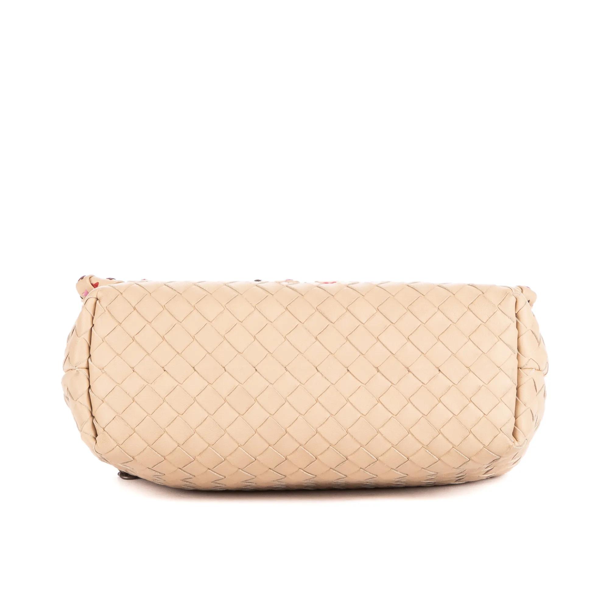 Thumbnail - Bottega Veneta Crossbody Bags - Snowflakes Flowers Embroidered Chain Flap Crossbod - Gr. unisize - in Beige - für Damen