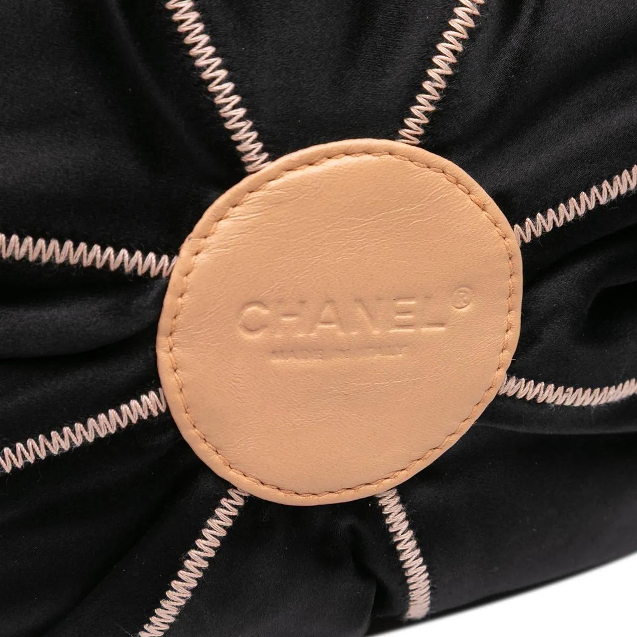 Thumbnail - Chanel Hobo Bags - Lambskin and Satin Reversible Sac Cordon Bucket Ba - Gr. unisize - in Schwarz - für Damen