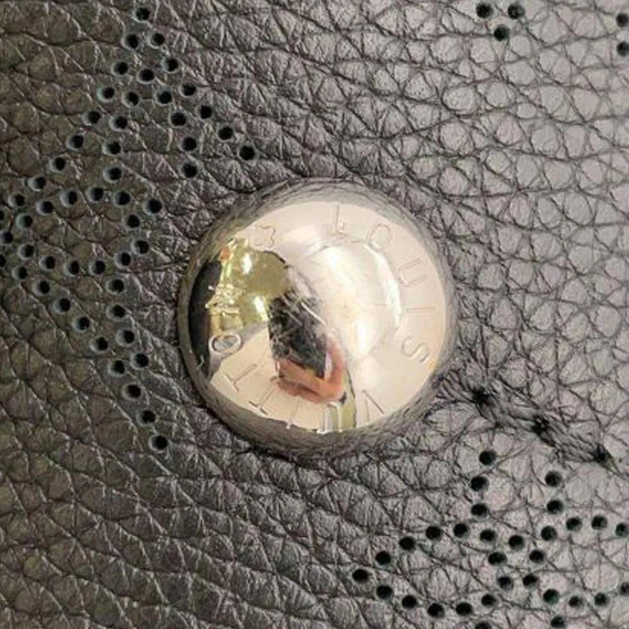 Louis Vuitton Shoppers Monogram Mahina Bella in zwart