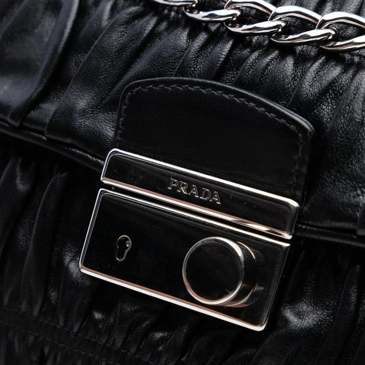 Thumbnail - Prada Hobo Bags - Medium Nappa Gaufre Sound Lock Shoulder Bag - Gr. unisize - in Schwarz - für Damen