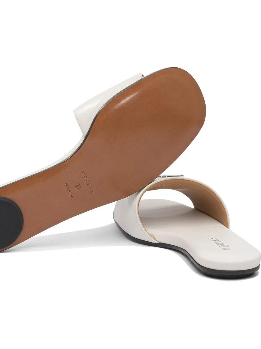 Thumbnail - Alexander McQueen Sandalen - Leather And Rubber Sandals With Metallic Accent - Gr. 40 (EU) - in Weiß - für Damen