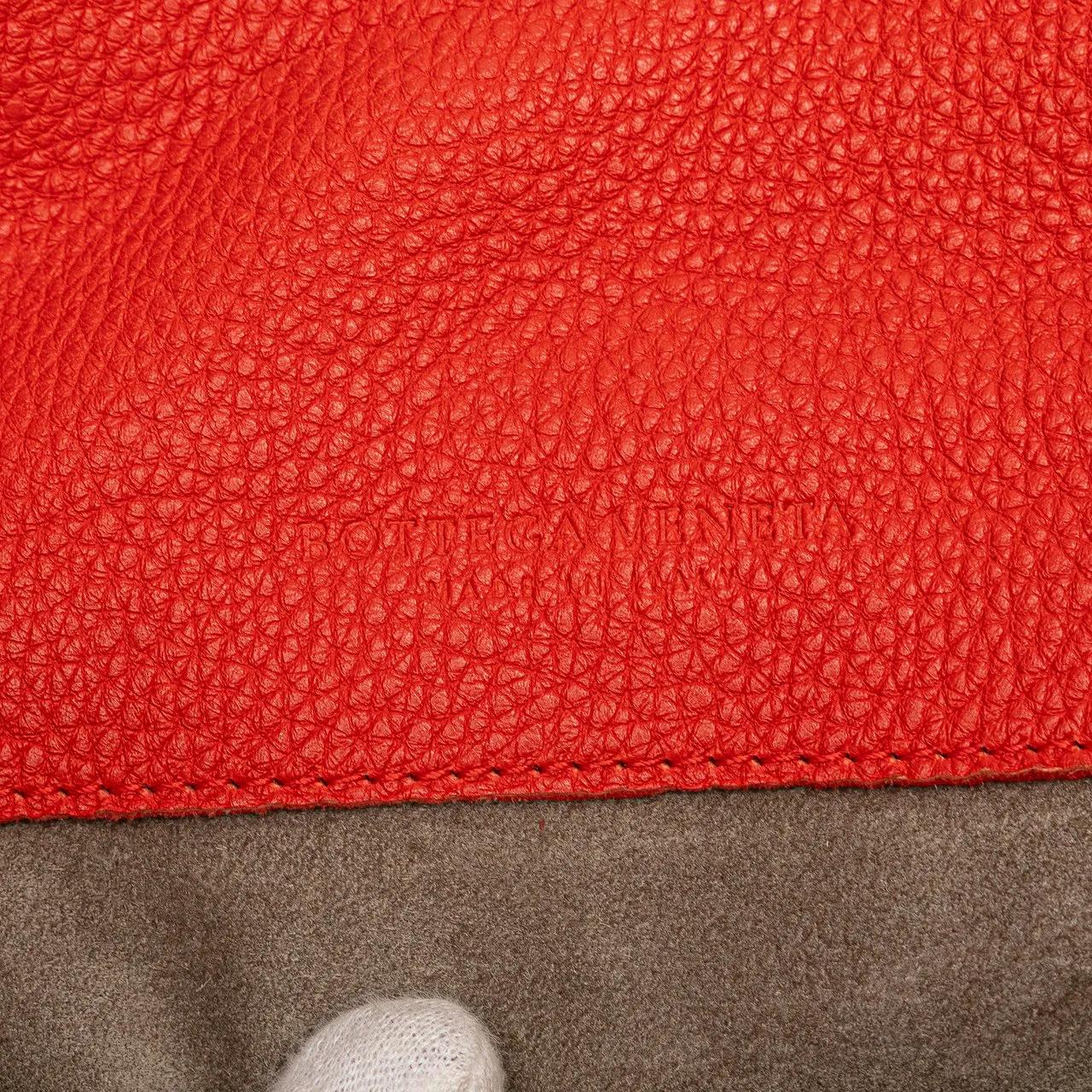 Thumbnail - Bottega Veneta Hobo Bags - Intrecciato Trimmed Leather Hobo - Gr. unisize - in Rot - für Damen