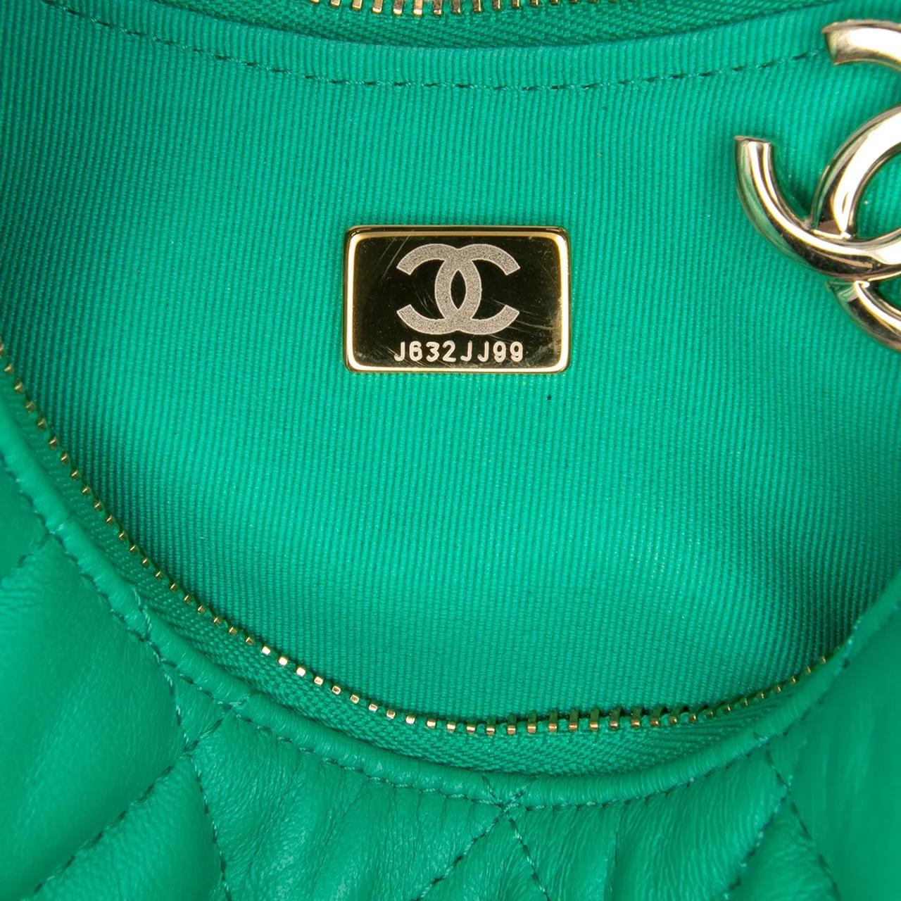 Thumbnail - Chanel Hobo Bags - Small Quilted Lambskin Chain Around Hook Hobo Bag - Gr. unisize - in Grün - für Damen