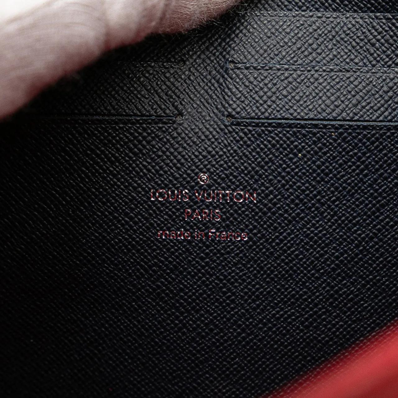 Thumbnail - Louis Vuitton Clutches - Taiga Pochette Voyage MM - Gr. unisize - in Rot - für Damen