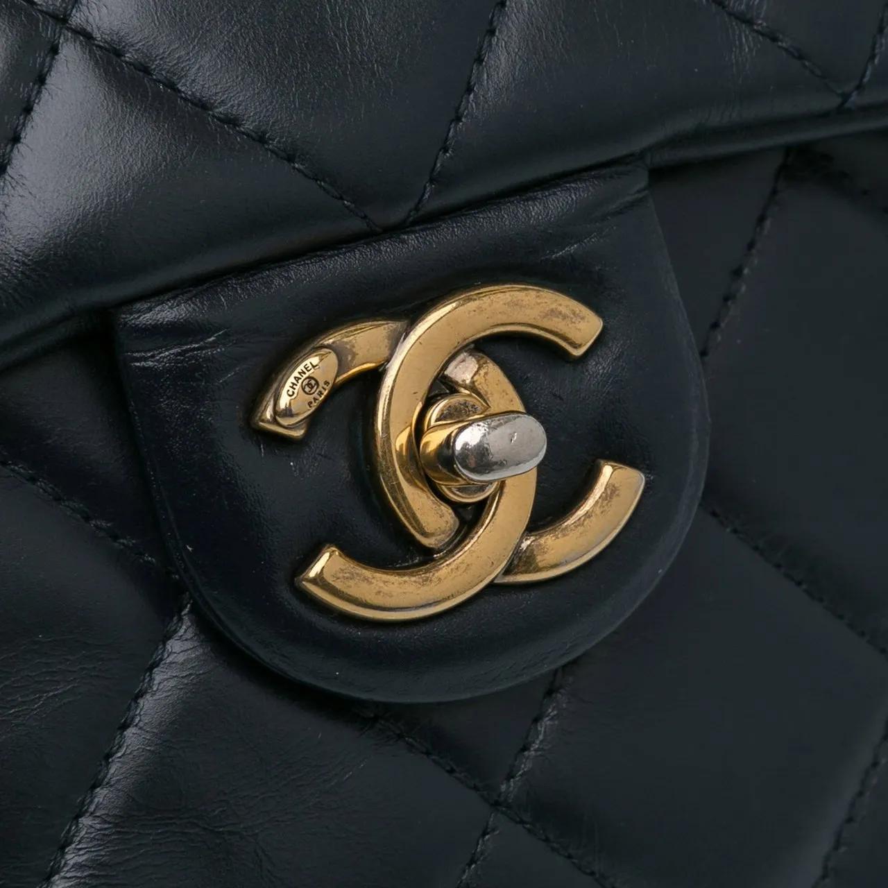 Chanel Hobo bags Small Lambskin Gold Bar Top Handle Flap in blauw