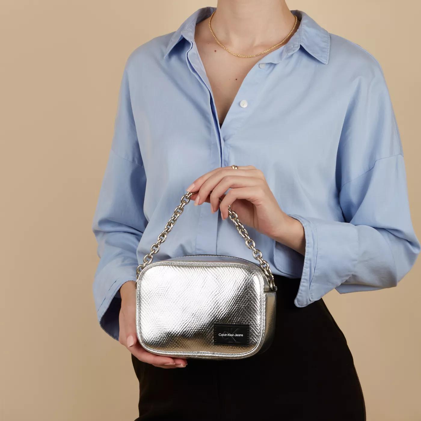 Calvin Klein Crossbody bags Scuplted Silberfarbene Umhängetasche in zilver