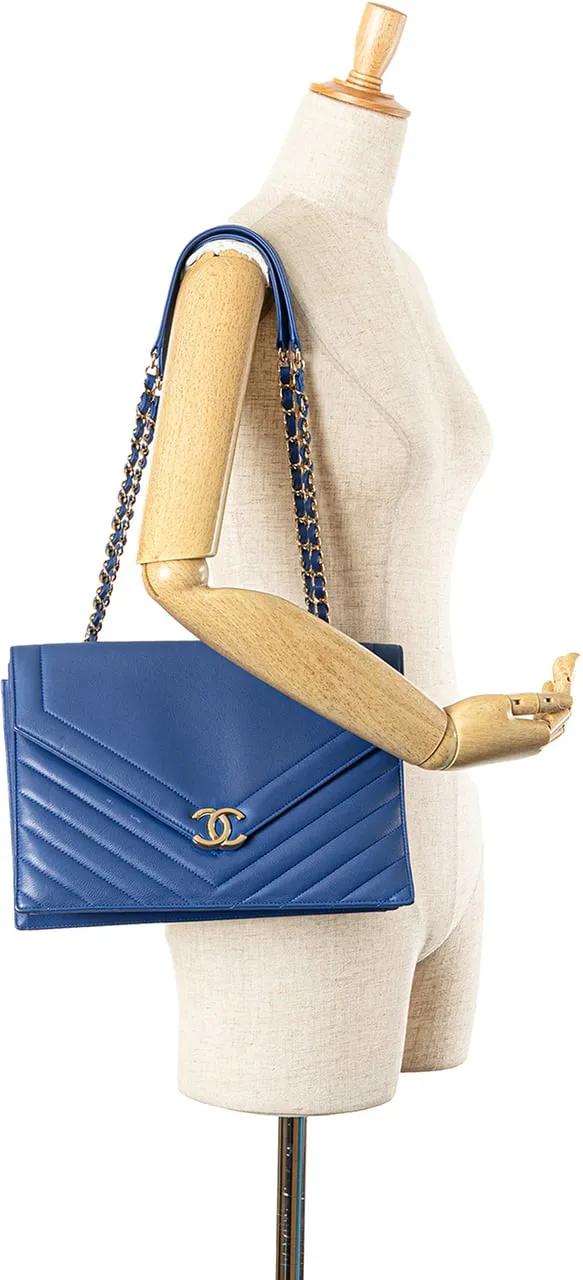 Thumbnail - Chanel Hobo Bags - Chevron Calfskin Coco Envelope Shoulder Bag - Gr. unisize - in Blau - für Damen
