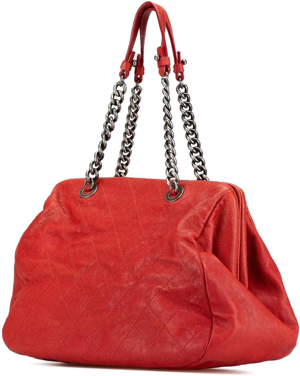 Chanel Shoppers 2011 Medium Quilted Caviar Frame Tote in rood