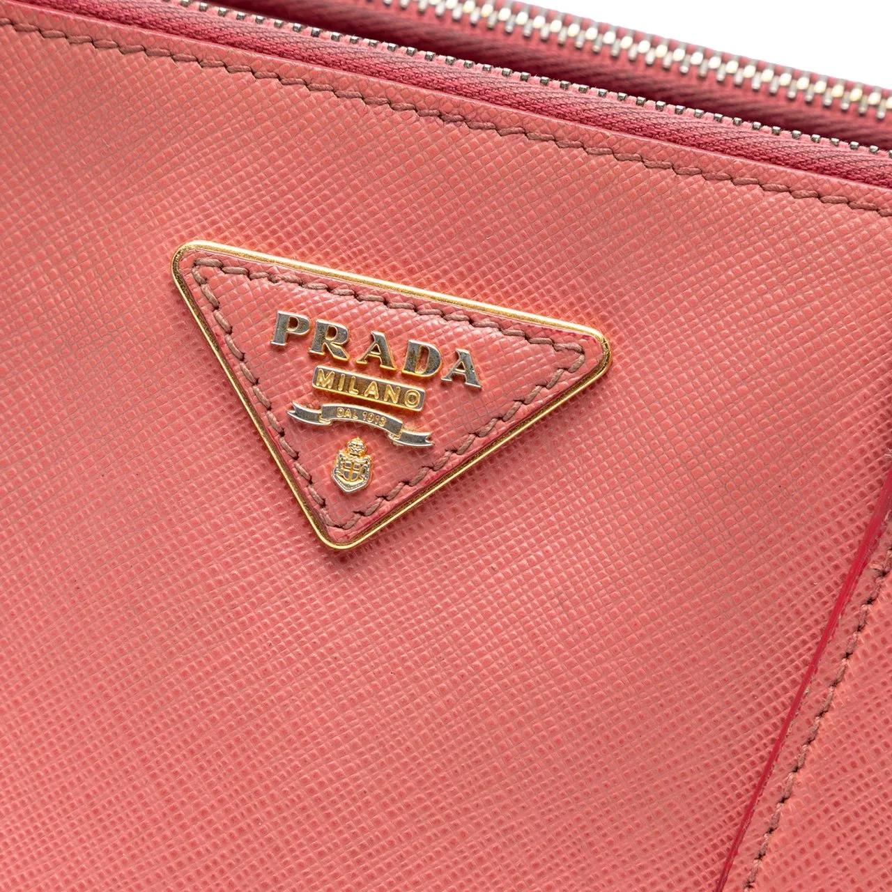 Thumbnail - Prada Hobo Bags - Small Saffiano Lux Galleria Double Zip Satchel - Gr. unisize - in Gold - für Damen